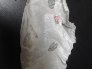 9、爆炒基围虾,捞出一定控干每只虾水份，这样炸的时候不会溅油烫伤