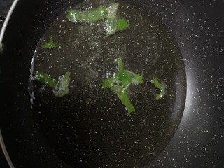 10、爆炒基围虾,锅内放200g食用油至高温，放入紫苏条炸酥（7-10秒左右）