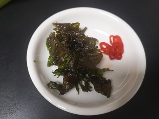 11、爆炒基围虾,炸好的紫苏叶备用