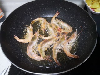 12、爆炒基围虾,锅内油继续操作，放虾（赖就没去虾线了????）