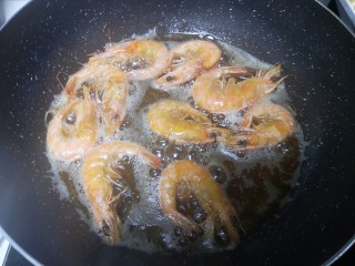 13、爆炒基围虾,炸至壳起酥虾熟