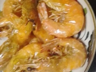 14、爆炒基围虾,沥油捞出，锅内油倒出干净无油状态（炸过的油可炒菜饭粉面）