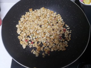 15、爆炒基围虾,锅内无一滴油状态，放入水果麦片