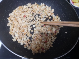 16、爆炒基围虾,中火翻炒出麦片烫手更酥麦香味释放出来