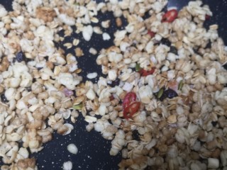 17、爆炒基围虾,放入小米椒圈（也可不放）