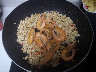 18、爆炒基围虾,放入虾大火翻炒30秒左右（要不停炒防焦）