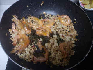 19、爆炒基围虾,关火放入炸紫苏叶装盘