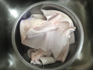 1、自制皮冻入口即化,1.&nbsp;将拔过毛的猪皮用凉水洗干净，水泡一下。