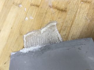 3、自制皮冻入口即化,3.&nbsp;用刀把猪皮的白色油垢刮干净，一定要干净，要有耐心的刮。