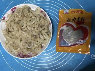 4、自制皮冻入口即化,4.&nbsp;切丝！大约0.5cm左右，这里大家如果切比较难切，可以用剪刀剪，这样容易些。准备好大料包。