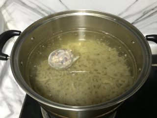 6、自制皮冻入口即化,6.&nbsp;切好的猪皮温水放进锅中大火熬煮，中火30分钟，改小火继续煮35分钟。