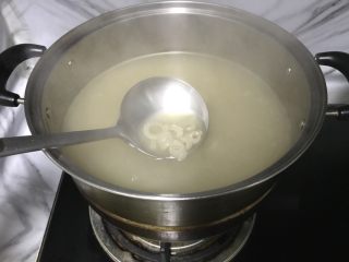 7、自制皮冻入口即化,7.&nbsp;熬到肉皮变糯，汤汁变浓加入生抽和盐。（我是捞出一部分没有加入生抽的，也可以不放根据自己口味）