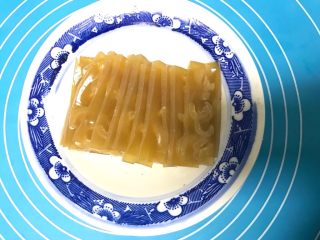 10、自制皮冻入口即化,10.&nbsp;冻好的冻肉切片放入盘中。