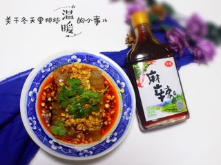 13、自制皮冻入口即化,13.&nbsp;最后浇入盘中，最后放上洗干净的香菜装饰即可。