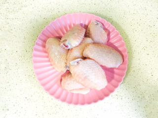 2、糟卤鸡爪,鸡翅洗净，控干水分