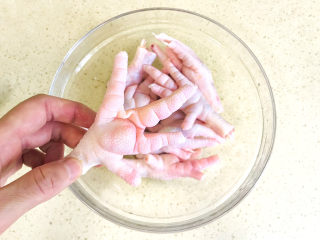 3、糟卤鸡爪,用剪子剪掉鸡爪的指甲