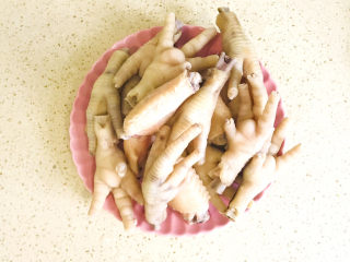 6、糟卤鸡爪,焯过水的鸡爪和鸡翅，用流水冲洗干净