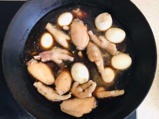 11、糟卤鸡爪,加一碗清水，尝一下咸淡，如果觉得不够咸，可以再加点盐
