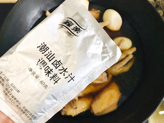 10、糟卤鸡爪,将鸡爪、鸡翅和鸡蛋全部加入锅里，倒入卤水汁