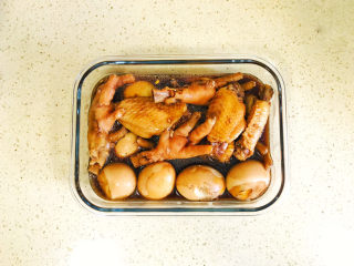 13、糟卤鸡爪,找一个乐扣，全部装进去，倒一些汤浸泡起来，冷箱冷藏一个晚上