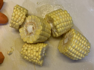 2、筒骨红萝卜马蹄玉米汤,玉米洗干净，切块