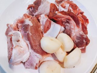 3、筒骨红萝卜马蹄玉米汤,筒骨、马蹄洗干净待用