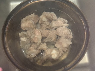 5、筒骨红萝卜马蹄玉米汤,把焯好的筒骨，去掉水沥干