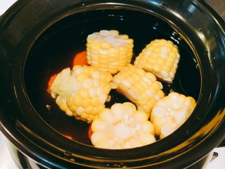 6、筒骨红萝卜马蹄玉米汤,玉米，胡萝卜洗干净，切段，大火煮沸腾水后放入玉米和胡萝卜