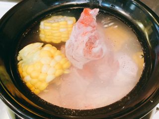 7、筒骨红萝卜马蹄玉米汤,放入筒骨和马蹄，大火煮开后小火慢炖1个小时