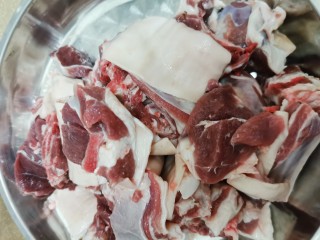 1、广式炆羊肉,羊肉我选了海南的东山羊，皮不厚，肥瘦适中，肉香不带膻味，腩位加上一点大腿肉。