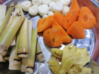 2、广式炆羊肉,配料洗干净切开。