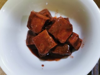 3、广式炆羊肉,南乳加入少许米酒压碎，柱侯酱同时加入开成糊备用。