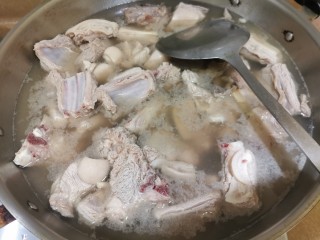 4、广式炆羊肉,水烧开，羊肉焯水，熟了冲洗去血沫，沥干水份。
