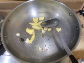 5、广式炆羊肉,烧开锅，爆香姜蒜。