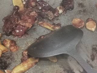 6、广式炆羊肉,加入酱快炒几下，下羊肉爆炒。