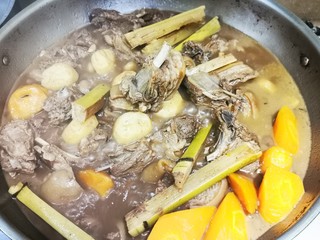 8、广式炆羊肉,中途翻炒一下。