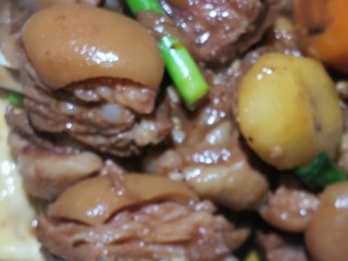 10、广式炆羊肉,收汁打芡上盆，如果是做羊肉煲，不用收汁，吃完羊肉，锅内肉汁放青菜煮吃，最后放粉丝或面条，美味享受连汁都吾放过????