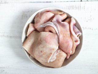 1、麻辣猪皮冻,先将猪皮去毛然后清洗干净