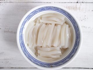 11、麻辣猪皮冻,将冷藏一夜的猪皮冻脱模，切成自己想要的形状