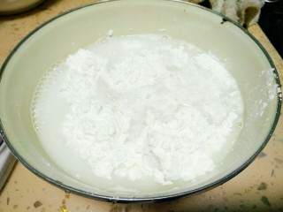 3、肠粉,加入400克水