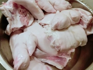 1、酱香猪蹄,猪蹄让卖家师傅帮忙切成大块  1个猪蹄切4块