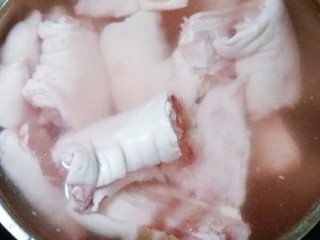 2、酱香猪蹄,回家后 清水泡一个小时