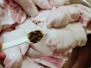 3、酱香猪蹄,开水汆烫 水中放入花椒 去腥增香