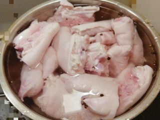 4、酱香猪蹄,凉水入锅 煮开后捞出