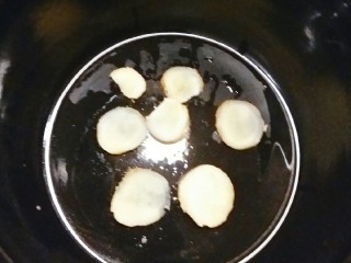 5、酱香猪蹄,电压力锅内胆底部铺上姜片