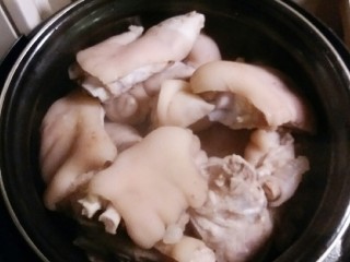 6、酱香猪蹄,放入焯水后的猪蹄