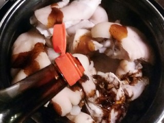 7、酱香猪蹄,淋上老抽 生抽上色提味 放入冰糖