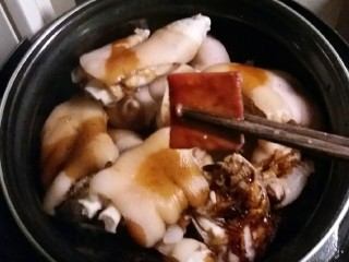 8、酱香猪蹄,放入腐乳