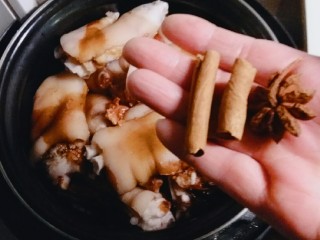 9、酱香猪蹄,放入八角桂皮