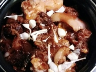 11、酱香猪蹄,蒜对半切开放入  启动压力锅蹄筋功能 约25分钟 再焖2个小时